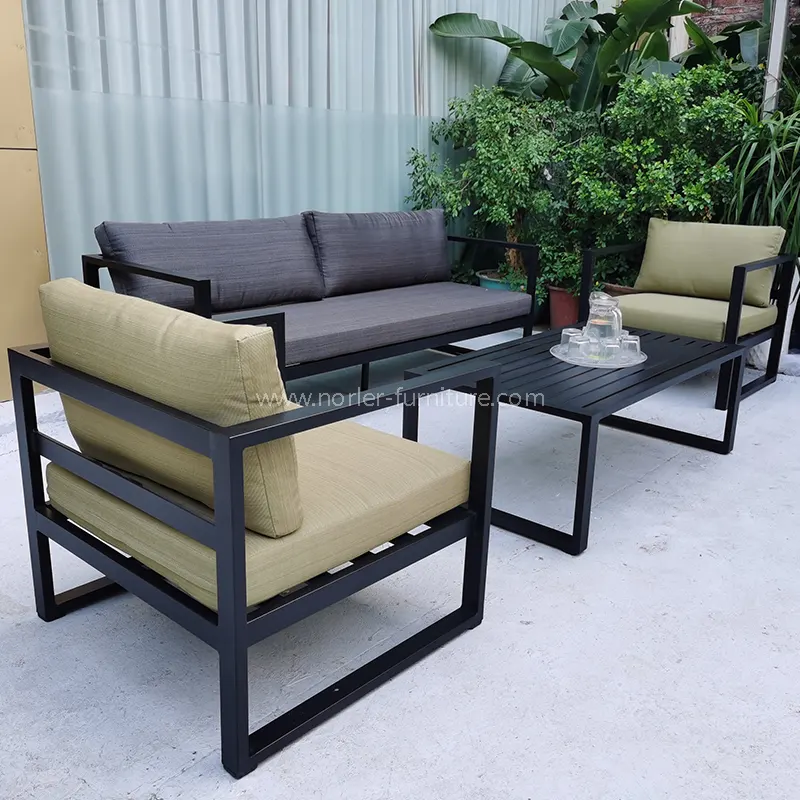 Khung bột nhôm ngoài trời có chiếc ghế sofa đệm dày